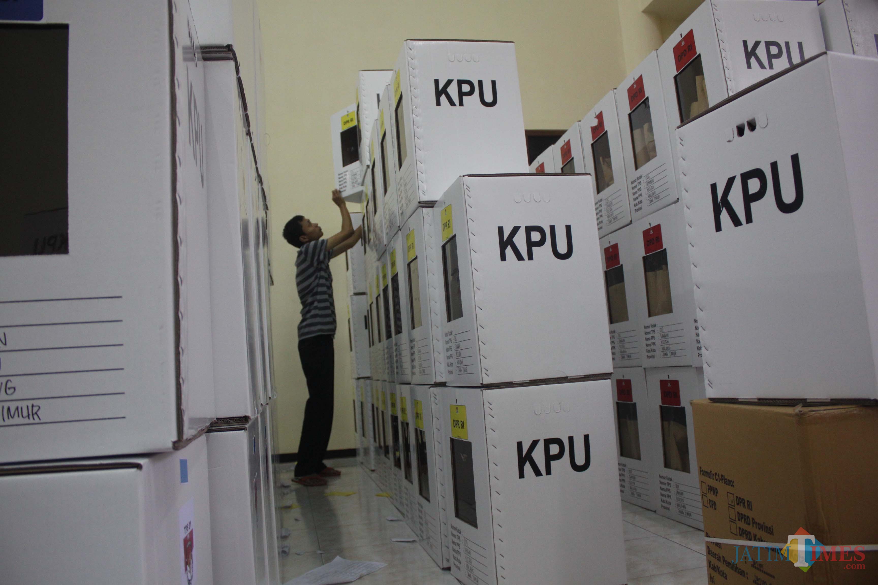 Penataan kotak surat suara pemilu 2019 di Kecamatan (Luqmanul Hakim/Malang Times)