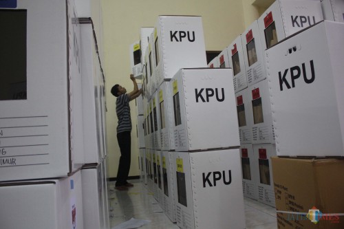 Penataan kotak surat suara pemilu 2019 di Kecamatan (Luqmanul Hakim/Malang Times)