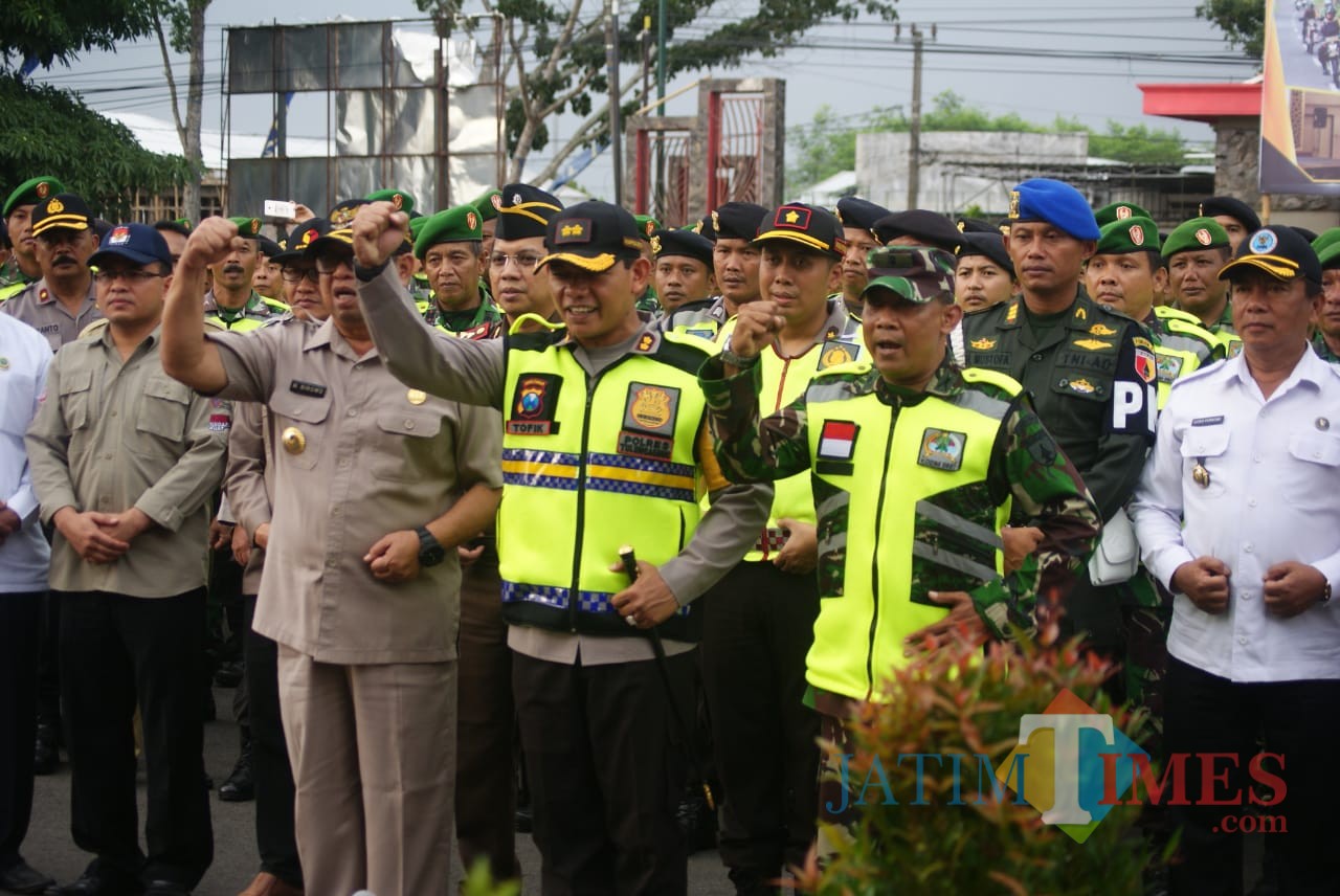 Kapolres dan Forkopimda saat melepas pasukan pengamanan pemilu (foto: Joko Pramono/Jatim times)