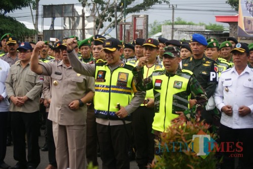 Kapolres dan Forkopimda saat melepas pasukan pengamanan pemilu (foto: Joko Pramono/Jatim times)