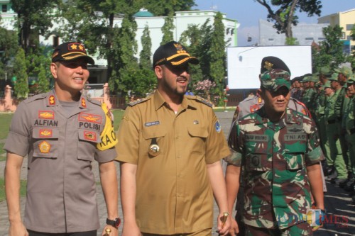 Kapolresta AKBP Alfian Nurrizal didampingi wali kotya dan dandim 0820 saat memeriksa kesiapan pasukan pengamanan pemilu di alun-alun (Agus Salam/Jatim TIMES)