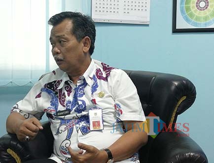 Kepala DPMPTSP Kabupaten Malang Iriantoro di ruang kerjanya (Nana)