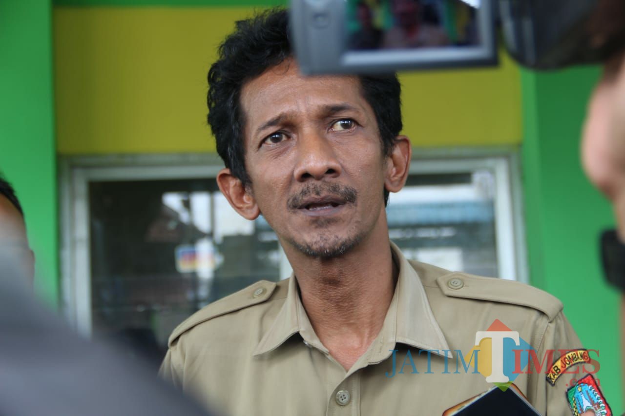 Kepala Desa Kepatihan Erwin Pribadi saat diwawancarai. (Foto : Adi Rosul / JombangTIMES)