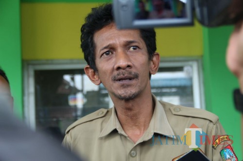 Kepala Desa Kepatihan Erwin Pribadi saat diwawancarai. (Foto : Adi Rosul / JombangTIMES)