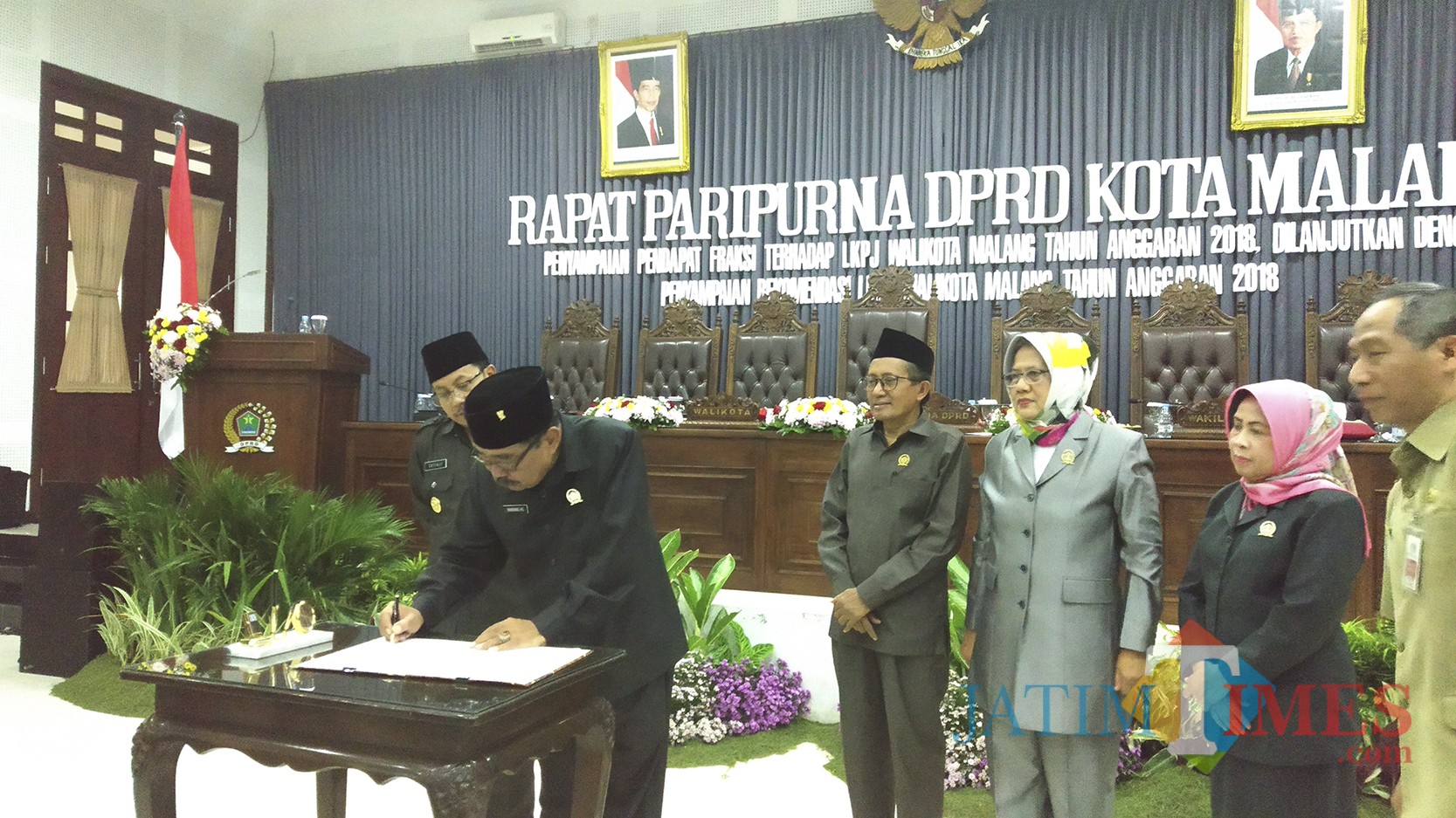 Penandatanganan dokumen LKPJ Wali Kota Malang TA 2018 oleh Ketua DPRD Kota Malang Bambang Heri Susanto. (Pipit Anggraeni/MalangTIMES).