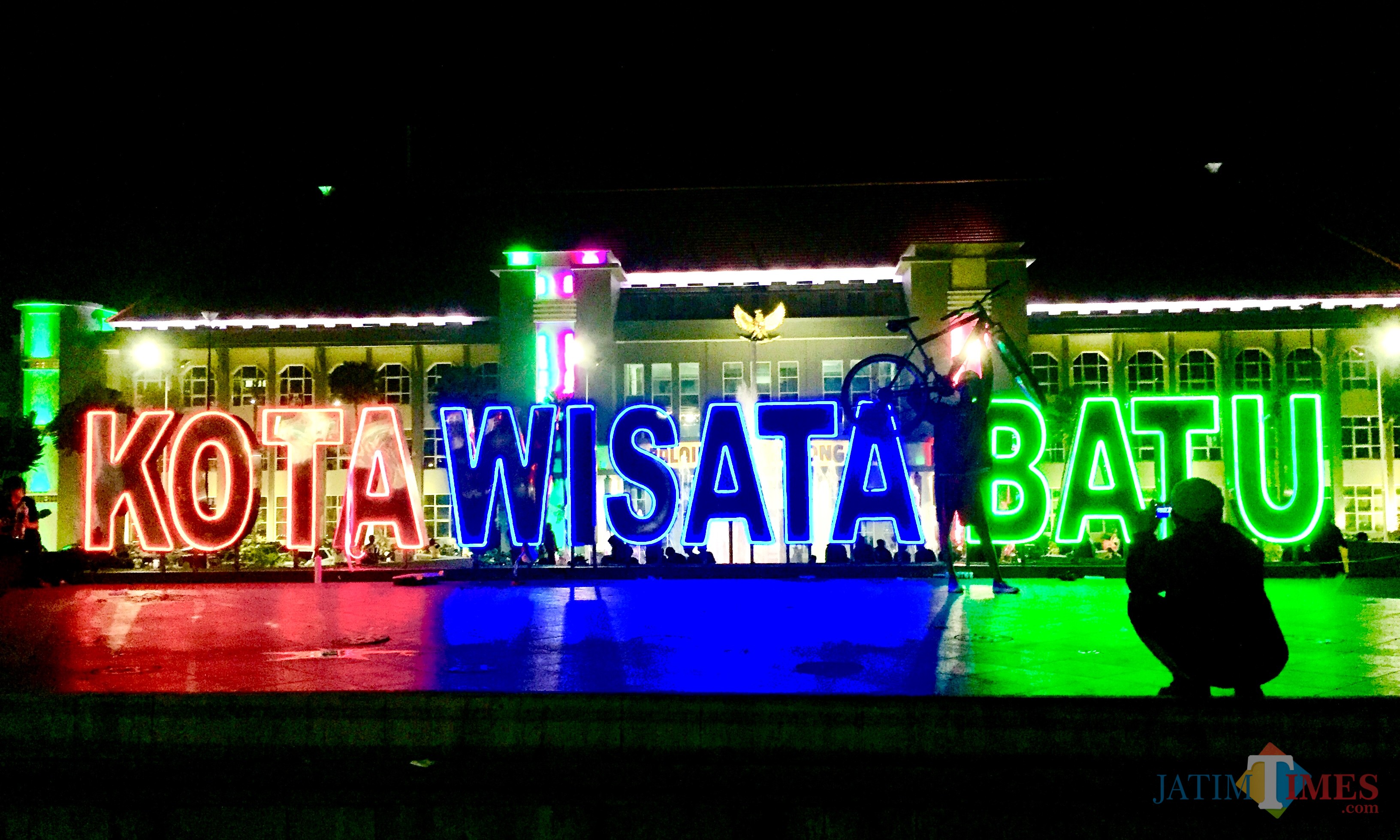 Lampu warna-warni hadir di tulisan Kota Wisata Batu di taman Balai Kota Among Tani. (Foto: Irsya Richa/MalangTIMES)