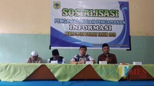 Para narasumber saat presentasi di hadapan puluhan santri dan masyarakat koncer darul aman. (Foto: Indra Setiawan/BondowosoTIMES)
