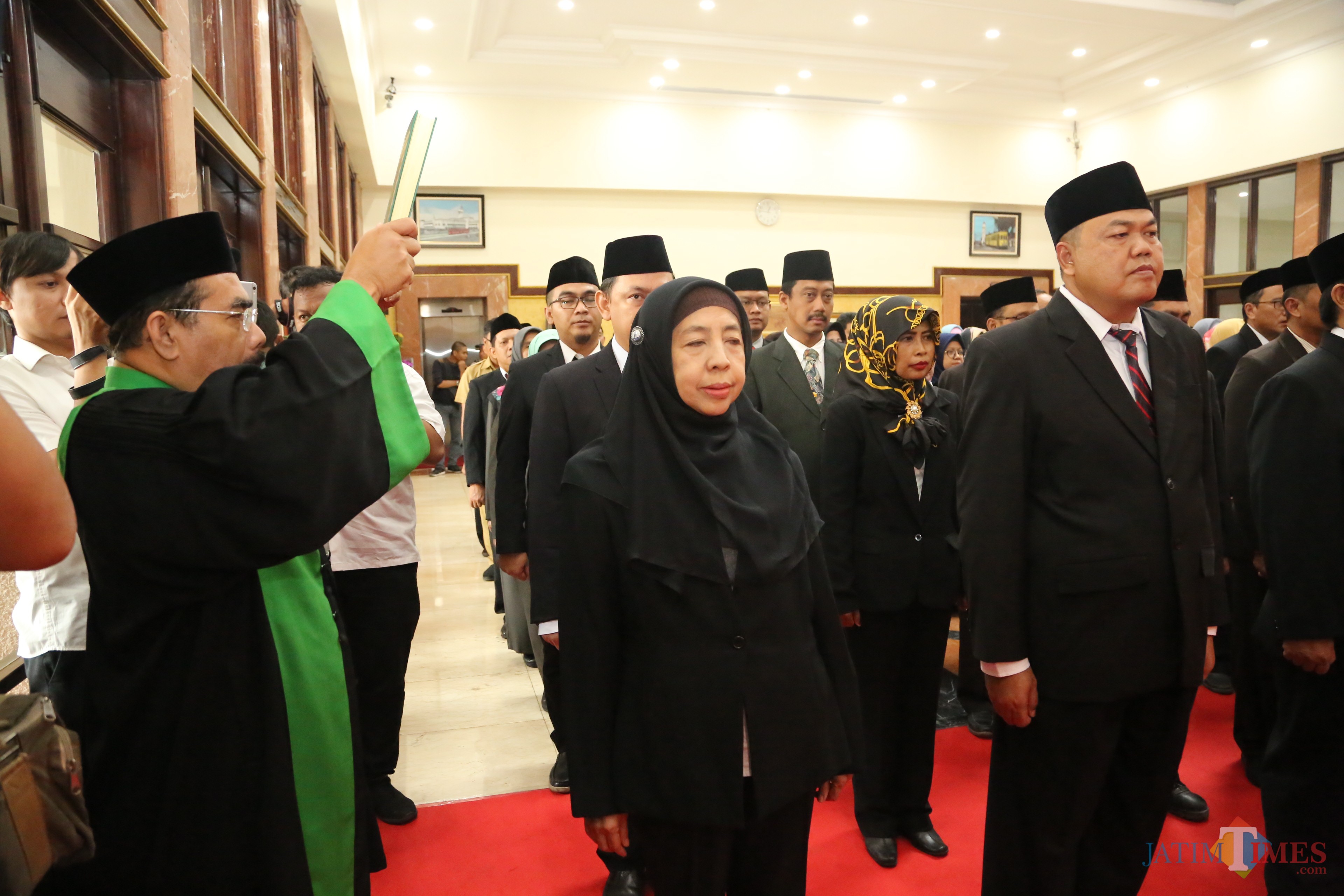 Para pejabat Pemkot Surabaya saat diambil sumpahnya ketika dilantik.