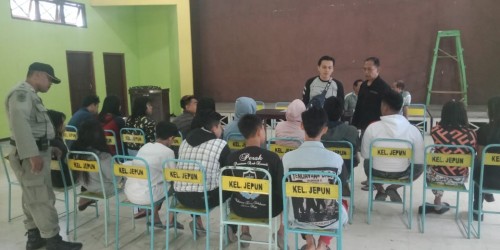 Pasangan selingkuh dan 6 siswa SMP yang digerebek saat didata di kantor kelurahan. (foto: dok satpol PP)