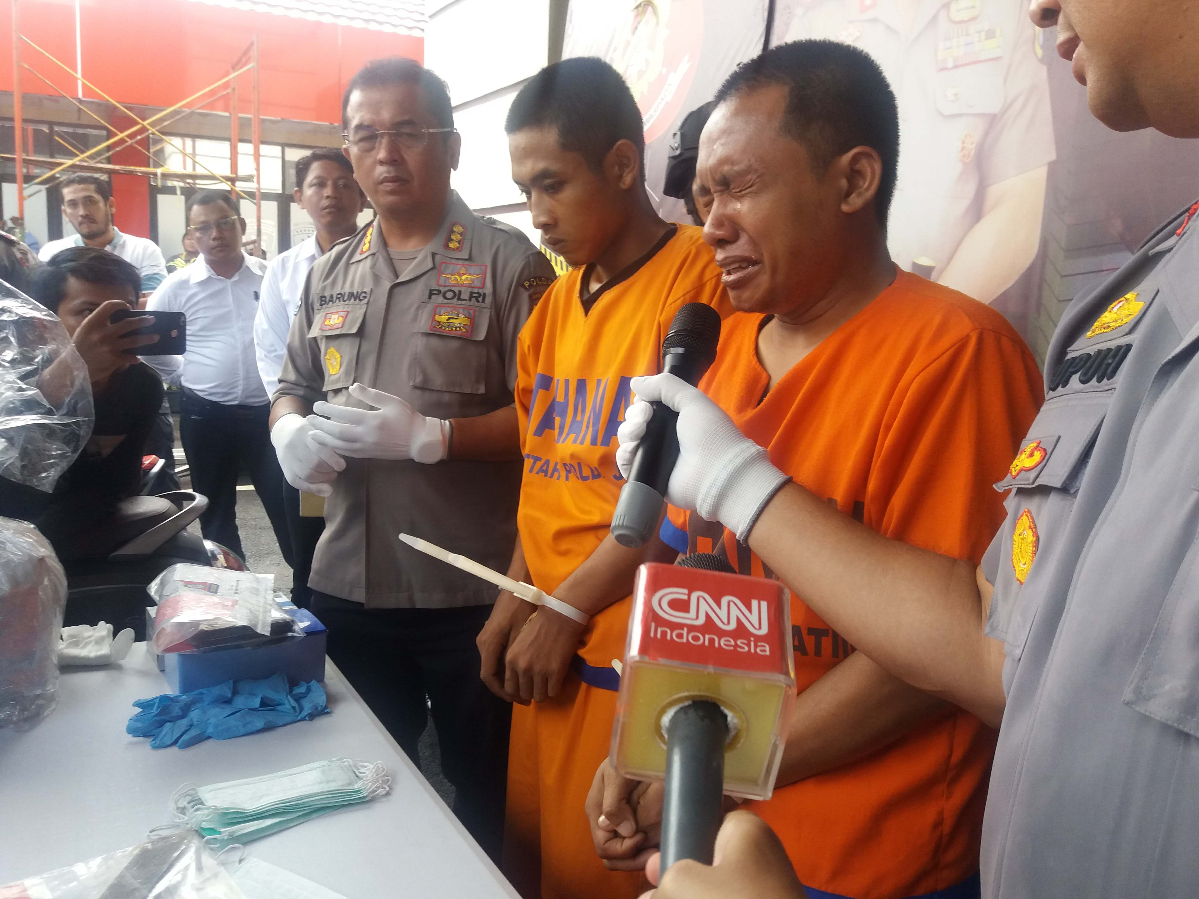 Pelaku pembunuhan dengan mutilasi Aris menangis saat memberikan keterangan