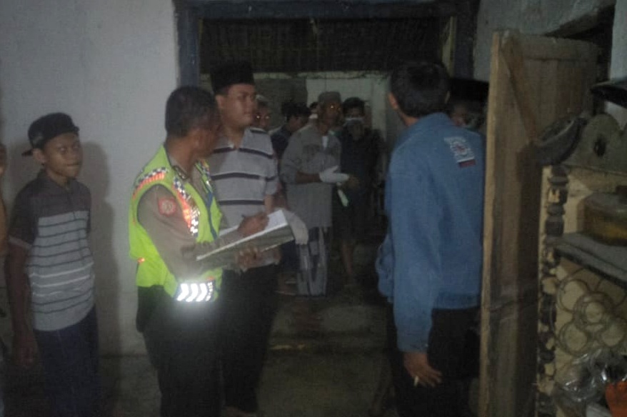 Petugas kepolisian ketika melalukan olah TKP. (Foto: Istimewa)