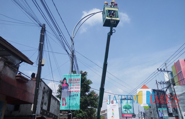 Petugas yang memasang lampu PJU (Doc MalangTIMES)