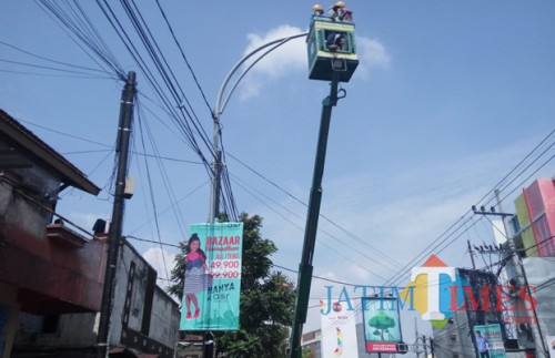 Petugas yang memasang lampu PJU (Doc MalangTIMES)