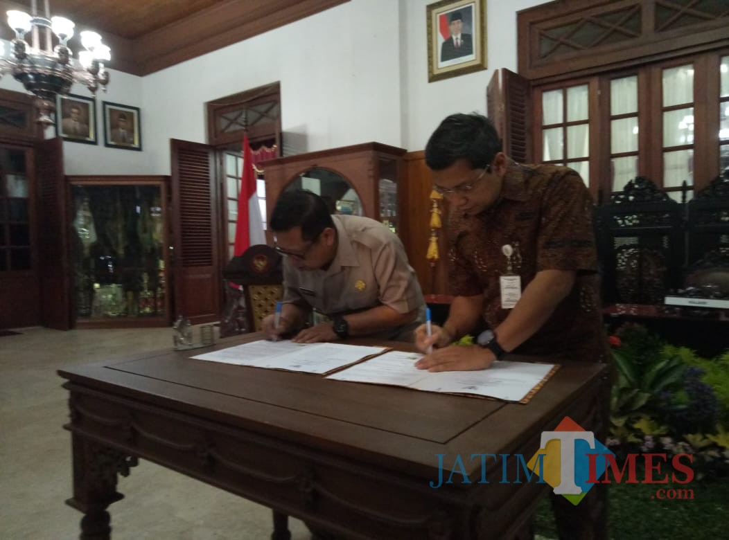 Plt Bupati Tulungagung, Maryoto Birowo (kiri) dan Kepala Kejaksaan, Eko Adyaksono (batik coklat) menandatangani MoU (foto : Joko Pramono/Tulungagungtimes)