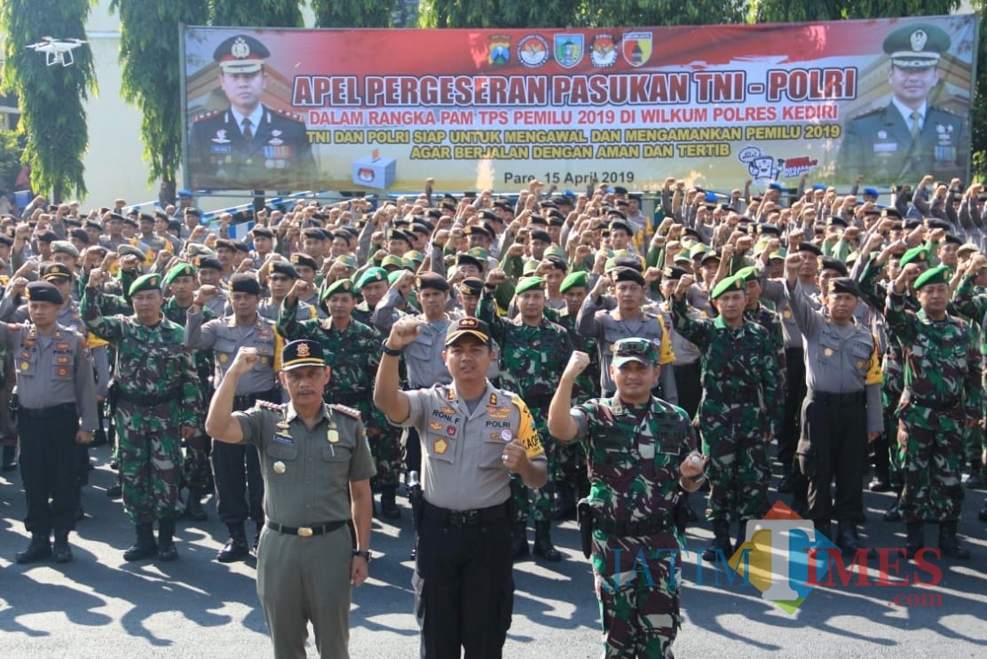 Polres Kediri menggelar apel pergeseran pasukan TNI Polri di halaman Mapolres Kediri, Senin (15/4/2019). (Foto: B. Setioko/JatimTIMES)