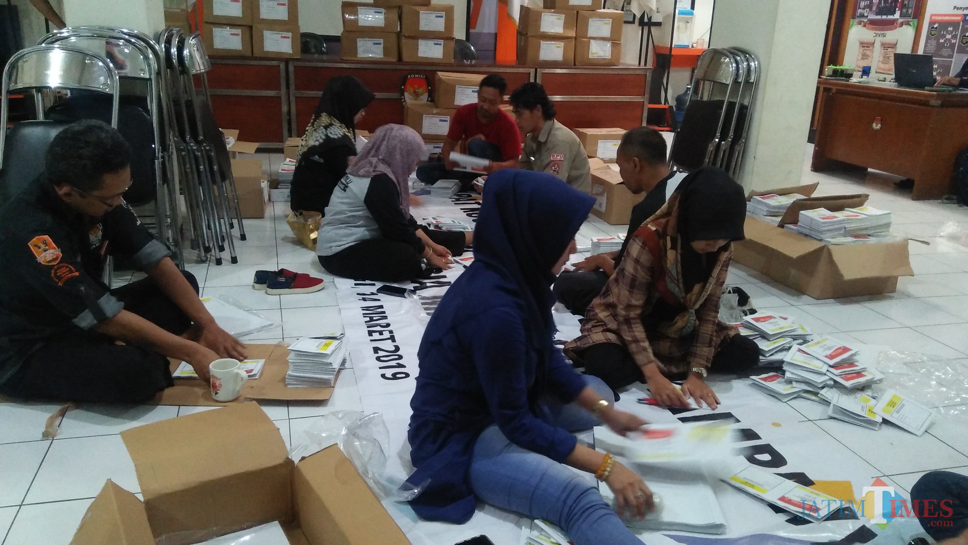Proses pelipatan surat suara di kantor KPU Kota Malang. (Luqmanul Hakim/Malang Times)