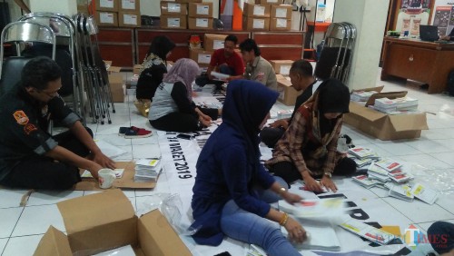 Proses pelipatan surat suara di kantor KPU Kota Malang. (Luqmanul Hakim/Malang Times)