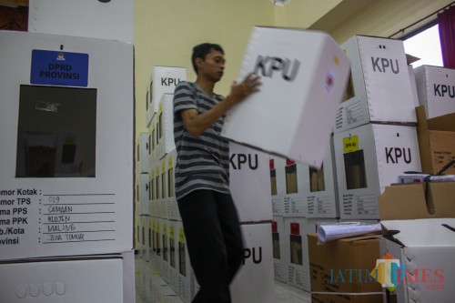 Proses penyetingan kotak suara untuk Pemilu 2019 oleh petugas dari PPK. (Luqmanul Hakim/Malang Times)