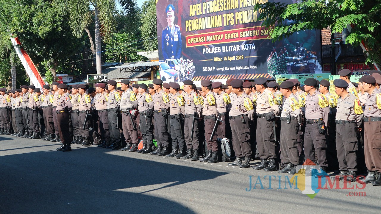 Ratusan anggota Polres Blitar Kota yang akan ditugaskan mengamankan TPS Pemilu 2019 di Kota Blitar.(Foto : Team BlitarTIMES)