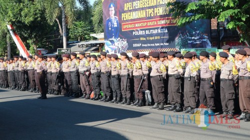 Ratusan anggota Polres Blitar Kota yang akan ditugaskan mengamankan TPS Pemilu 2019 di Kota Blitar.(Foto : Team BlitarTIMES)