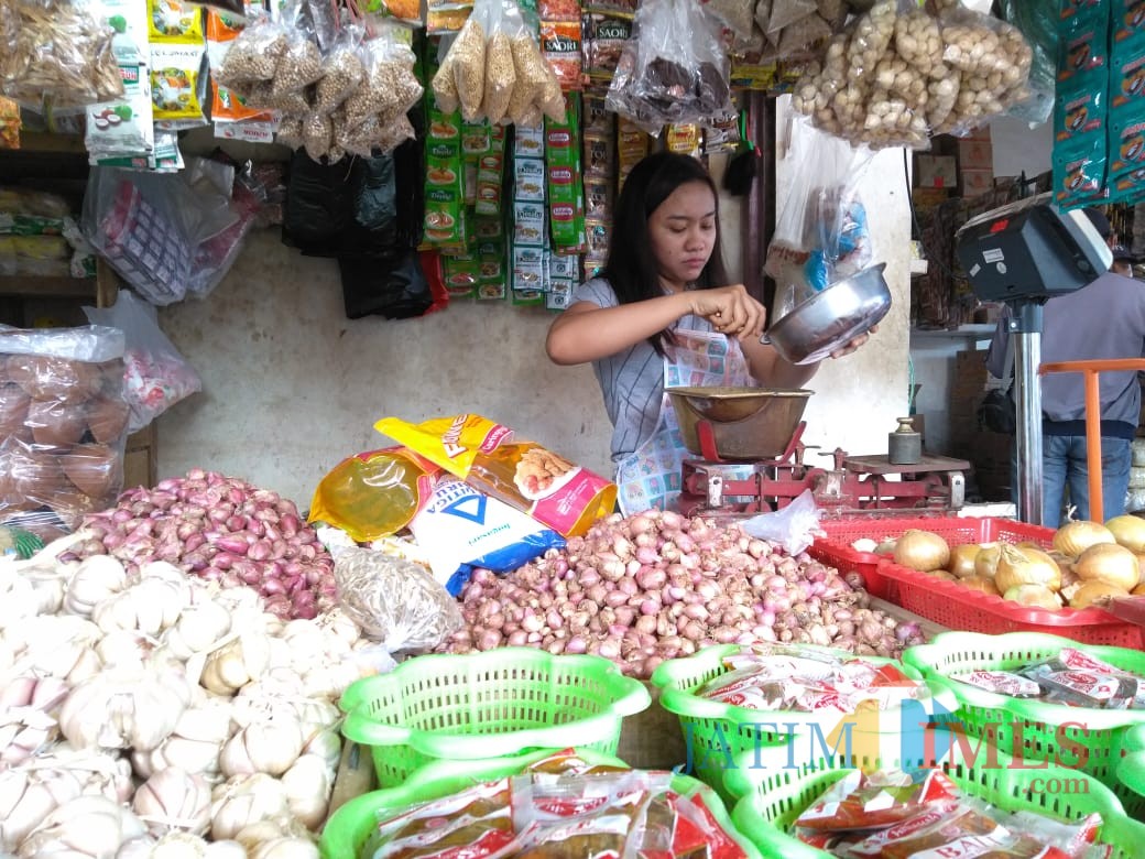 Salah satu pedagang bawang putih dan bawang merah di Pasar Legi, Kota Blitar. (Foto : Team BlitarTIMES)