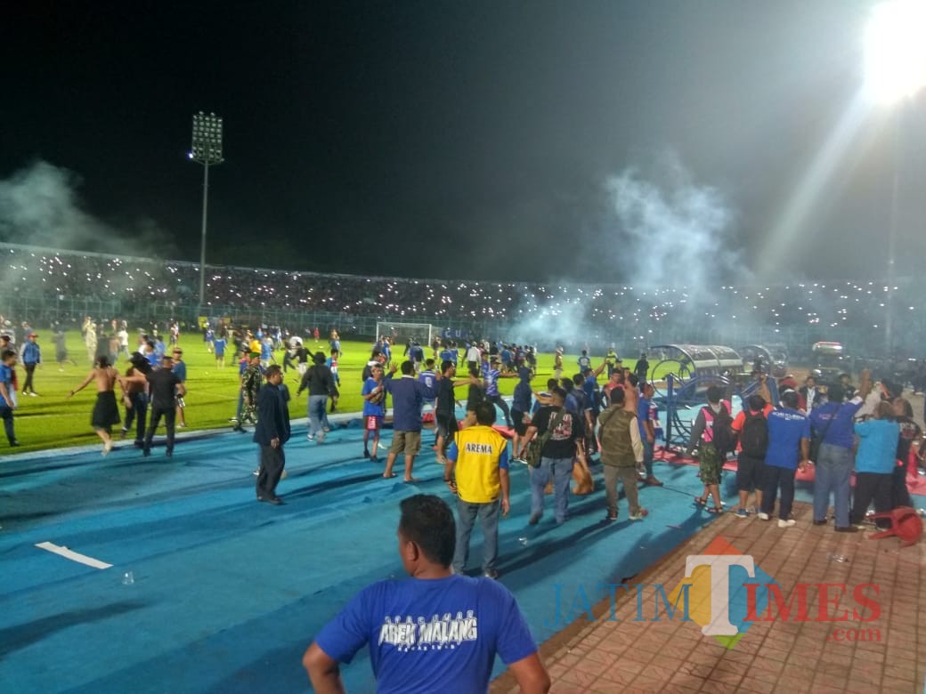 Situasi ketika Aremania turun ke lapangan untuk mengungkapkan kekecewaannya (foto: Hendra Saputra/ MalangTIMES)