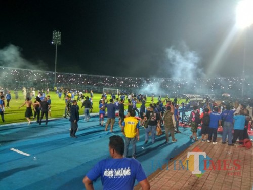 Situasi ketika Aremania turun ke lapangan untuk mengungkapkan kekecewaannya (foto: Hendra Saputra/ MalangTIMES)