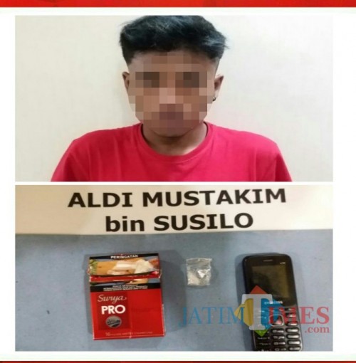 Aldi Mustakim, tersangka beserta barang bukti sabu, saat diringkus polisi. (Foto : Humas Polres Malang for MalangTIMES)