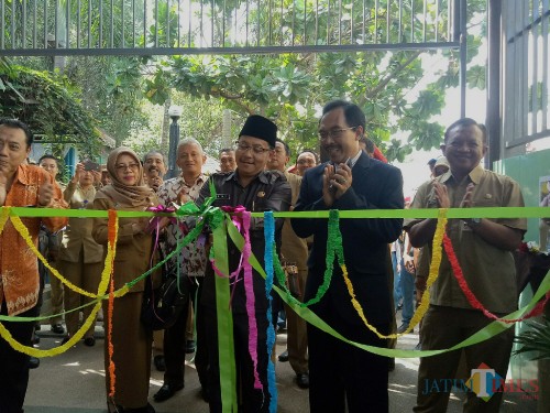 Wali Kota Malang Sutiaji bersama Kepala SMKN 6 Sidik Priyono (memakai jas) saat membuka gelaran Edu & Job Fair. (Foto: Imarotul Izzah/MalangTIMES)