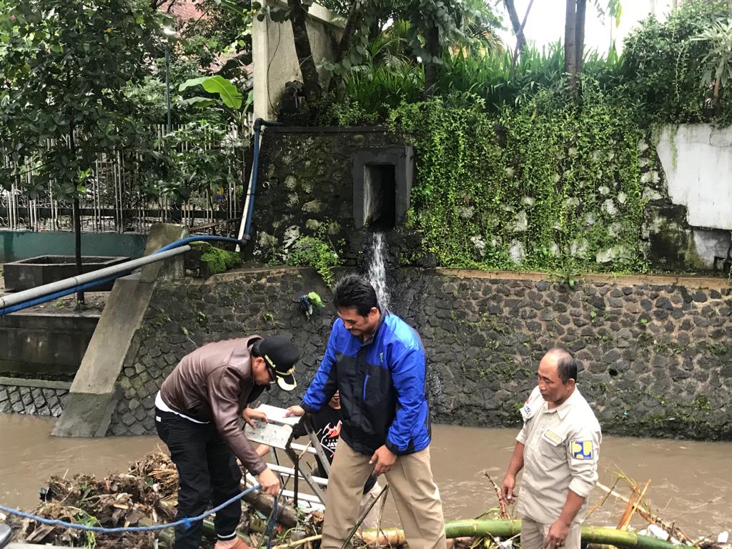 Wali Kota Malang Sutiaji (kiri kenakan jaket cokelat) saat turut membersihkan sampah bambu di saluran air atau drainase di kawasan Jl. Letjend Sutoyo (Istimewa)