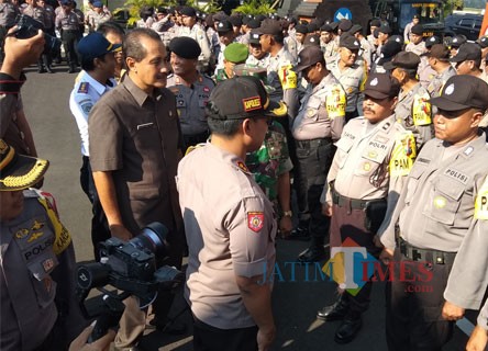 Kapolresta Kediri AKBP Anthon Haryadi bersama Plh Walikota Kediri Budwi Sunu saat memeriksa pasukan. (eko Arif s /JatimTimes)