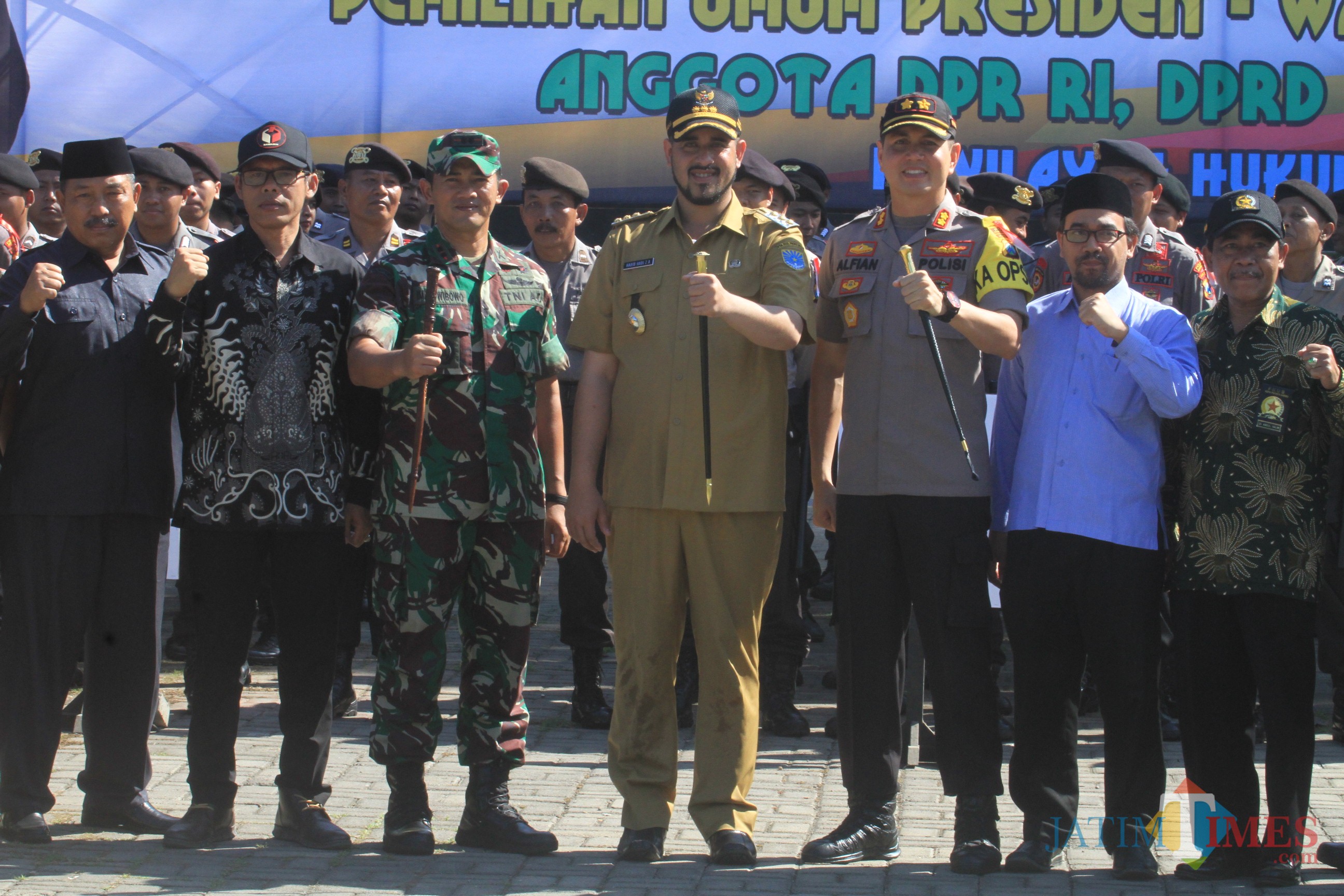 ketua FKUB Abdul Halim, paling kanan foto bareng usai apel gelar pergeseran pasukan di alun alun (Agus Salam/Jatim TIMES)
