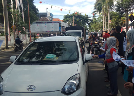 Sejumlah Pengawas TPS membagikan Pamflet pada pengguna jalan