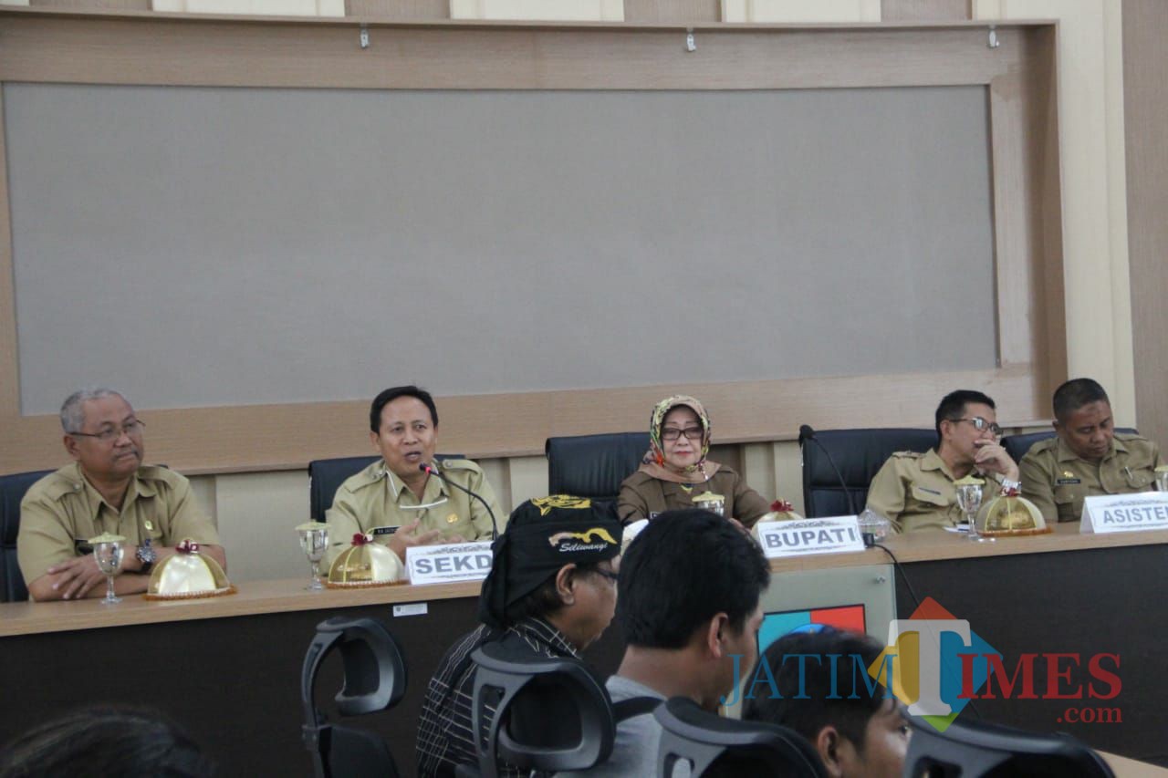 (tengah berjilbab) Bupati Jombang Hj Mundjidah Wahab saat berdialog dengan awak media di ruang Swagata Pemkab Jombang. (Foto : Adi Rosul / JombangTIMES)