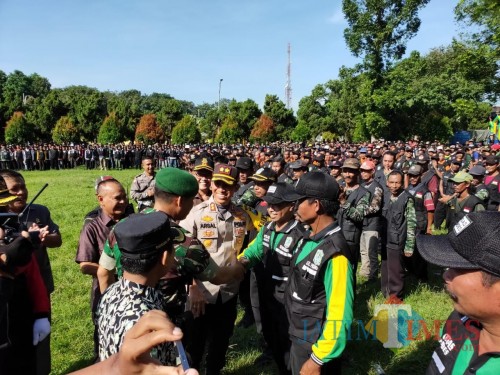 6 ribu Satgas Keamanan Desa dalam apel pada hari ini (Foto : Moch. R. Abdul Fatah / Jatim TIMES)