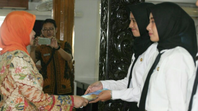 Bupati Kediri Hj Haryanti Sutrisno serahkan SK kepada CPNS. (foto /istimewa)