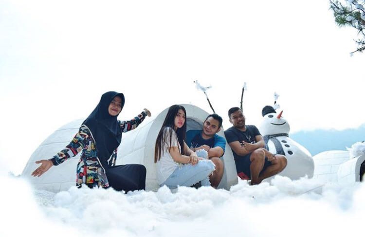 Via Vallen bersama keluarga berada di spot swafoto Eskimo Batu Flower Garden, Coban Rais, Desa Oro-Oro Ombo, Kecamatan Batu. (Foto: Instagram @viavallen)