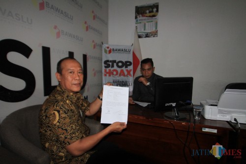 Ketua DPRD Kota Probolinggo, saat melapor ke Bawaslu (Agus Salam/Jatim TIMES)