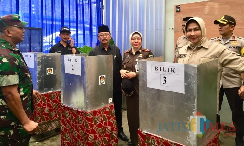 Wali Kota Batu Dewanti Rumpoko (kanan) bersama forkompimda saat meninjau di TPS 36 di jalan Hasanudin, Desa Pesanggrahan, Kecamatan Batu, Selasa (16/4/2019). (Foto: Irsya Richa/MalangTIMES)