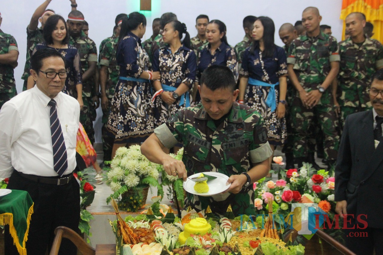 Peresmian gereja oleh Wadan Yonif Mayor Inf Rayner