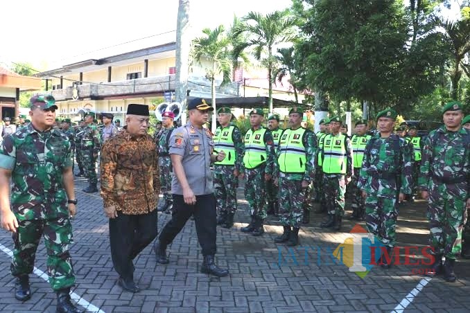 Petugas keamanan dari Polres Malang, TNI dan unsur masyarakat beserta Pemkab Malang jamin keamanan pemilu 2019 (dok MalangTIMES)