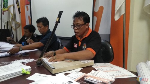 Petugas-petugas KPU Kota Malang tengah mengebut pemenuhan kebutuhan logistik pemilu. (Foto: Nurlayla Ratri/MalangTIMES)