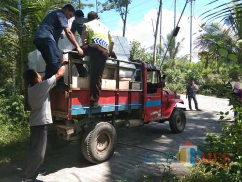 Petugas saat menyalurkan logistik Pemilu 2019 di lokasi rawan karena faktor gografis, Kabupaten Malang (Foto : Humas Polres Malang for MalangTIMES)