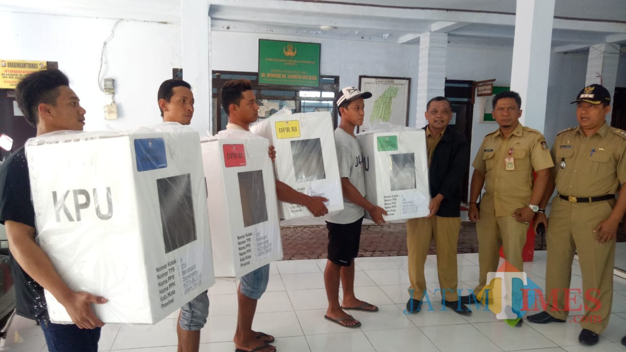 Proses pendistribusian logistik pemilu di kelurahan, dilakukan oleh KPU Kota Blitar