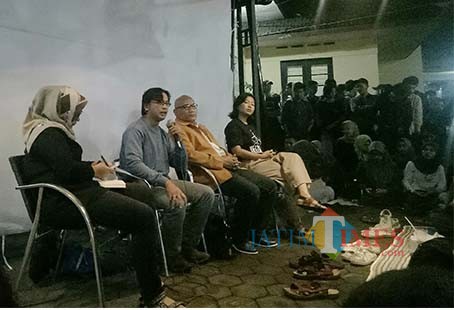 Salah satu produser Sexy Killers, Arief Fiyanto (pegang mic) saat diskusi usai nobar. (Foto: Imarotul Izzah/MalangTIMES)
