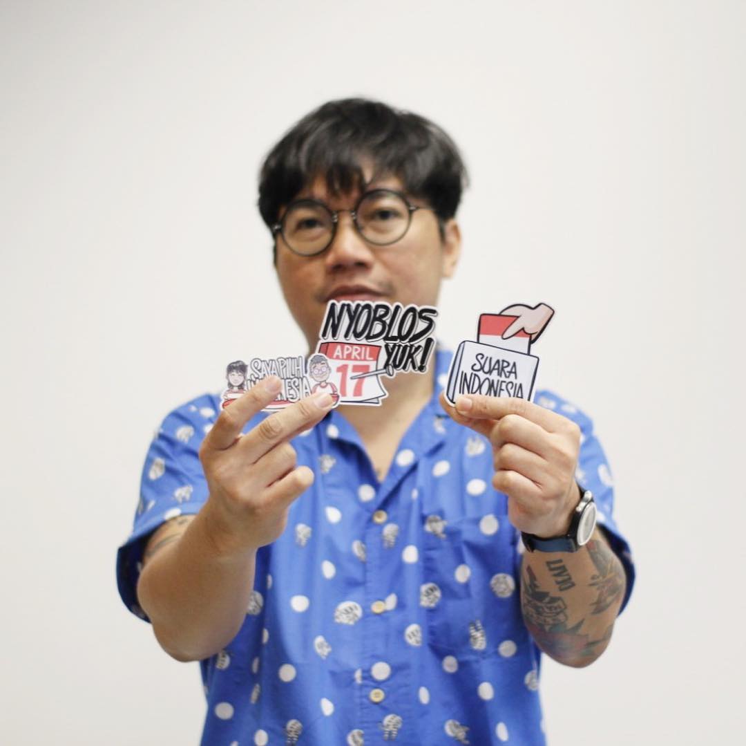 Reza Mustar komikus Indonesia menunjukkan stiker pemilu buatannya. (Foto: instgram @komikazer)