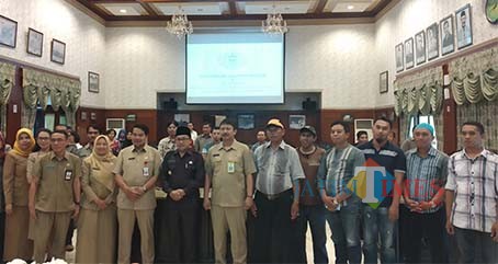 Wali Kota Malang (tengah kenakan baju warna gelap) berfoto bersama jajaran pemerintah dan petugas jagal PD RPH Kota Malang (Pipit Anggraeni/MalangTIMES).