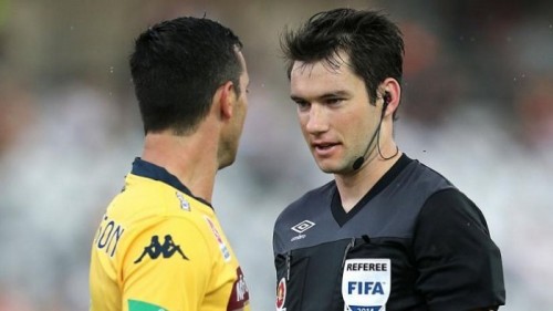 Wasit ketika memimpin sebuah pertandingan (Soccerio.net)