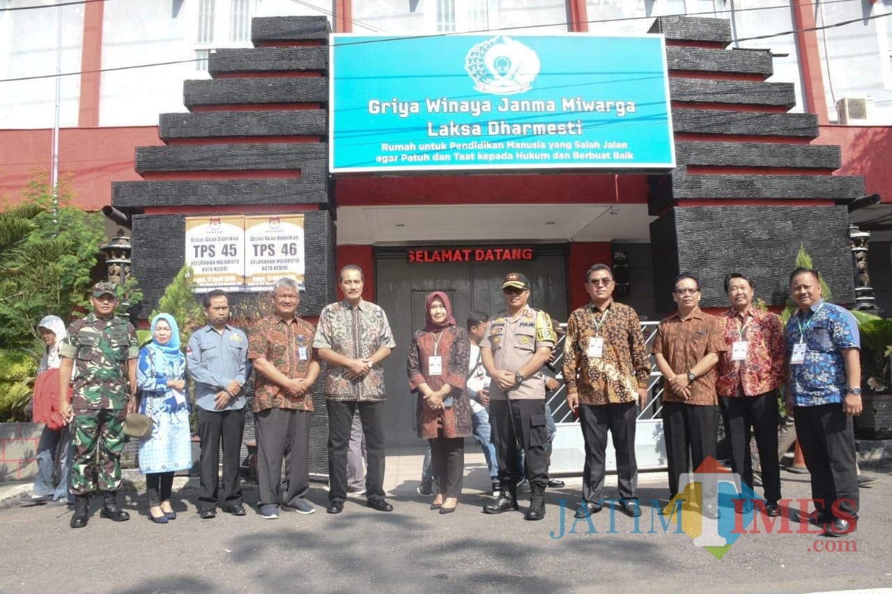 Bersama Forkopimda, Plh Walikota Kediri Monitor Pelaksanaan Pemilu 2019 . (Foto: Istimewa)