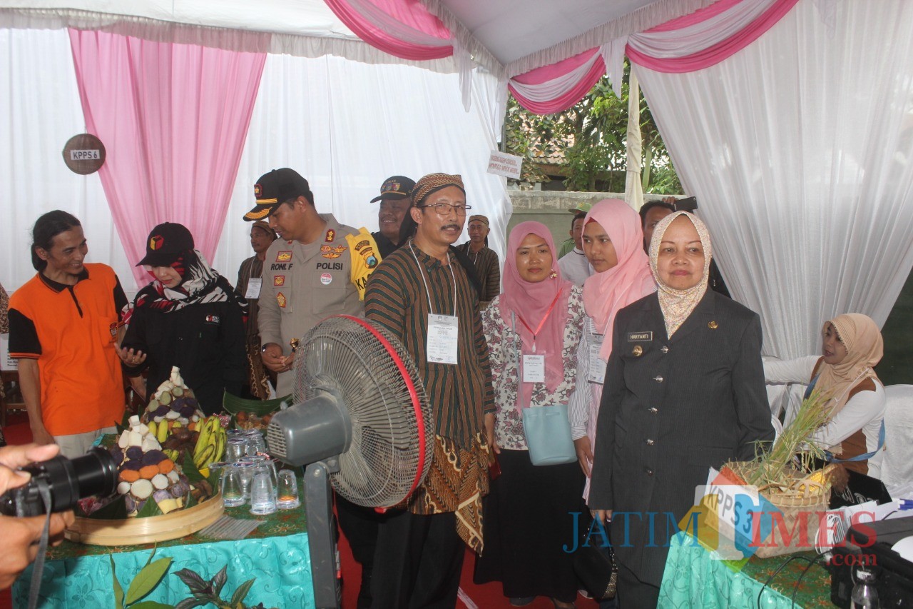 Bupati Kediri Bersama Kapolres Kediri saat cek TPS di Kabupaten Kediri. (eko Arif s /JatimTimes)